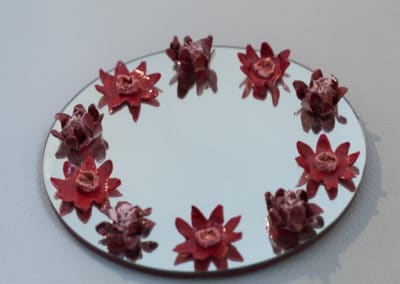Spiegel met rode bloemen